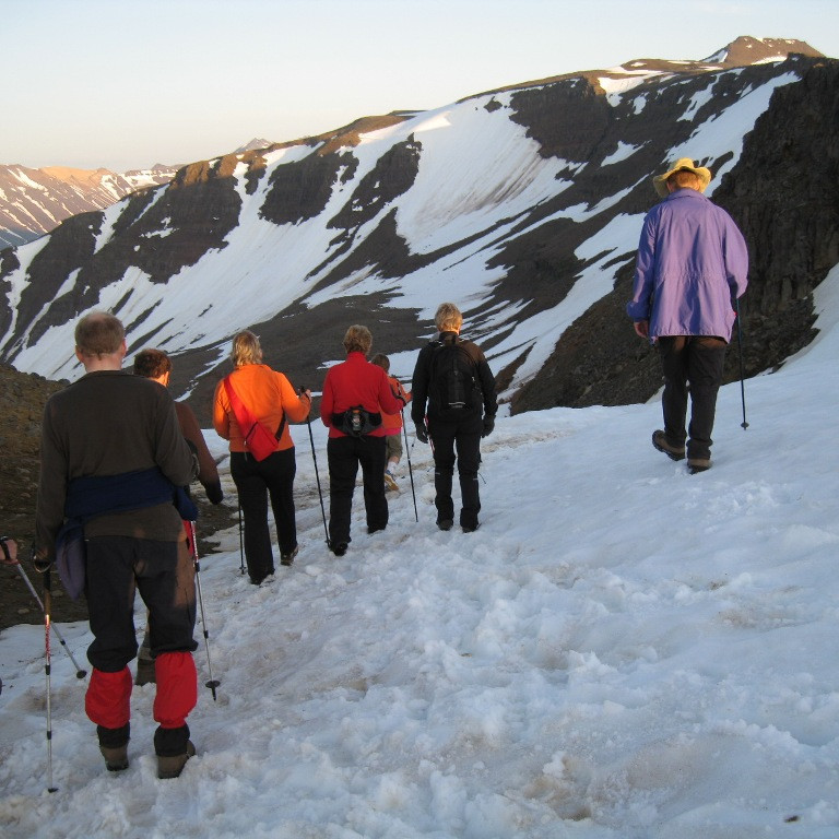 Komið að sneiðingnum sem hefur verið ruddur með snjótroðara