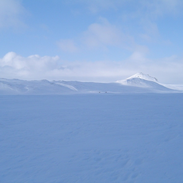 Séð til Hlíðarhaga, Eilífur í baksýn.