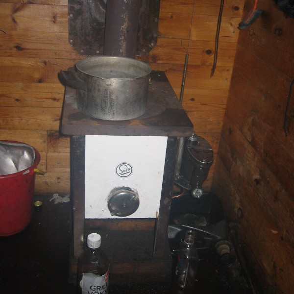 Olíutankurinn var opinn og lítið bólaði á henni inn á karbaratorinn. Þegar sían var skoðuð var hylkið fullt af ís, þegar það var komið í lag var olían búin.