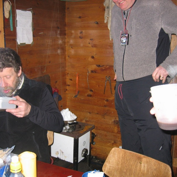 Fararstjórinn að snæðingi