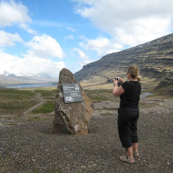 Minnismerki um upphafsmann vegagerðar yfir Öxi.