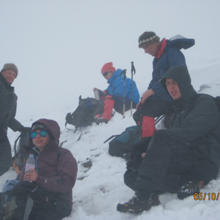 Veðrið að versna. Fengum okkur bita. Ákveðið var skömmu seinna að snúa við.