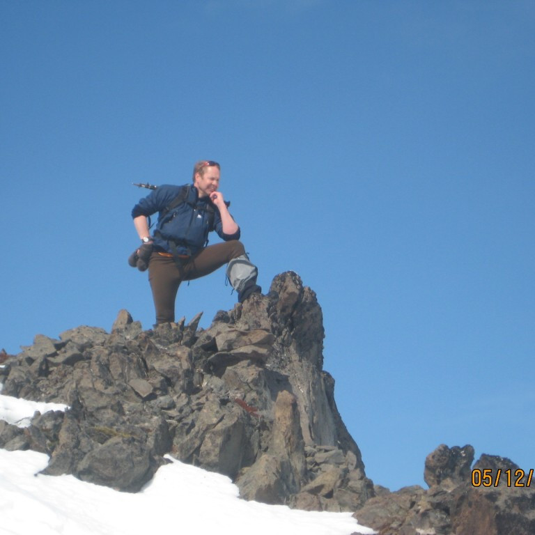 Heimir fylgist sposkur með Konna.