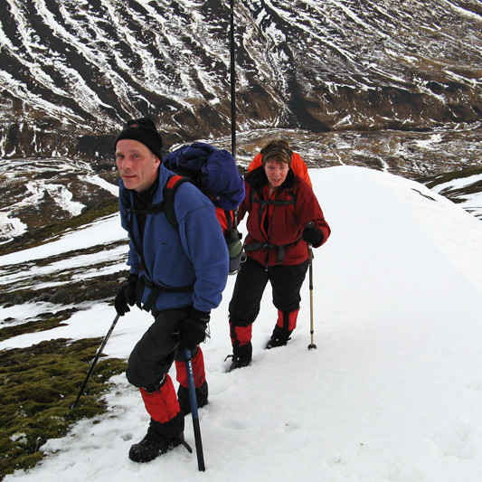 Ludvik og Helga ganga upp norðurhrygg Hvassafellsfjalls.
