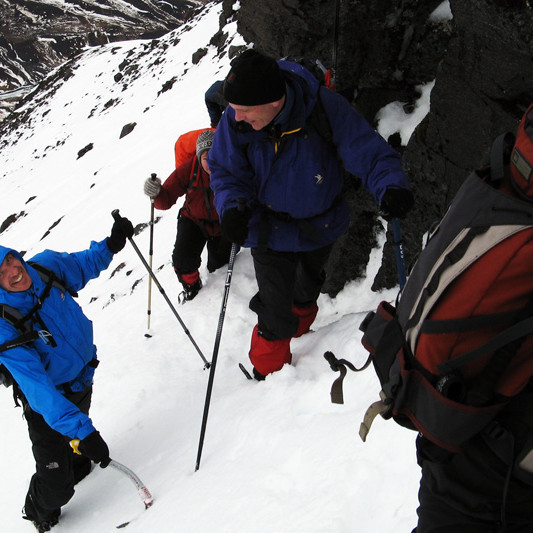 Þarna þurftum við að mjaka okkur hægra megin við lítinn klett ofarlega í fjallinu.