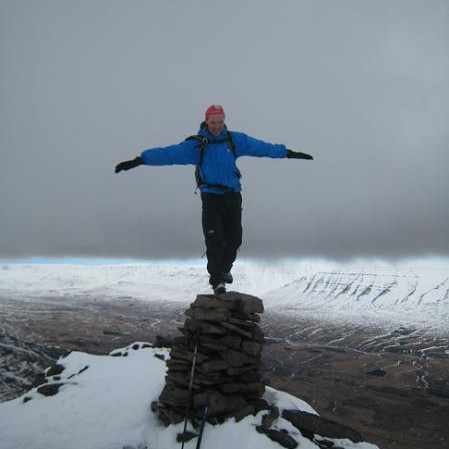 Jafnvægispróf var tekið uppi á vörðunni. Standa þarf í annan fótinn og halla sér fram. Hinn fóturinn aftur og hendur út með hliðum. Haus, bak og fótur í láréttri línu. Viðar náði ekki að rétta úr ristinni og náði því ekki bestu einkunn. Hann kenndi stífum fjallgönguskóm um.