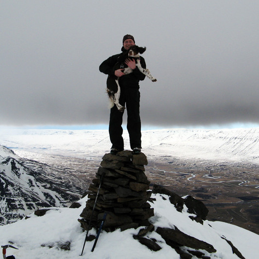 Finni ætlaði að láta Ronju standa ofan á sér og taka jafnvægisprófið en... sjá næstu mynd.