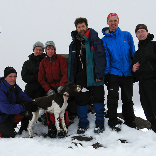 Frá vinstri: Ludvik, Lína, Helga, Frímann, Viðar og Finni. Fyrir framan stendur Ronja.