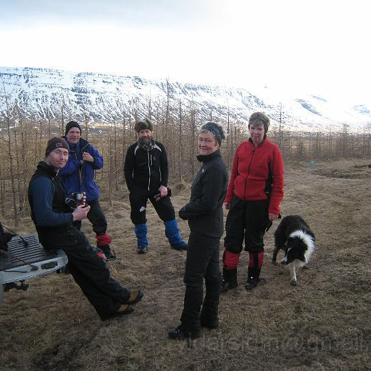 Hópur kominn niður og allir ánægðir eftir vel heppnaðan dag á fjöllum.