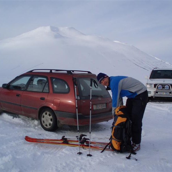 Kristof kom frá Skagafirði og hafði skíðin með. Kinnafjall í baksýn.
