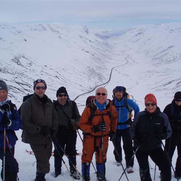 Af Kaldbakshnjúk séð niður Öxnadal til Blámannshattar handan Eyjafjarðar.