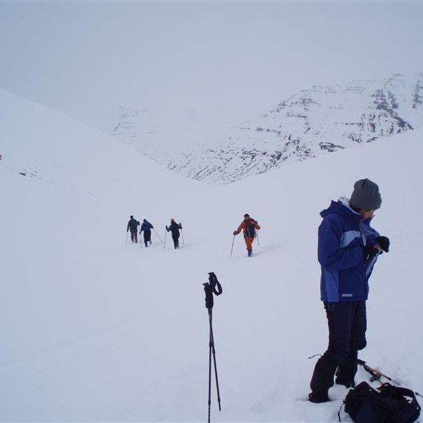 Gengið niður Kaldbaksdal. Heiðarfjall í baksýn.