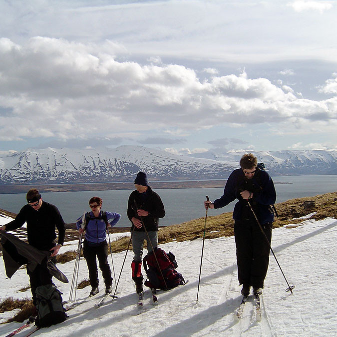 Ganga þurfti upp hlíðina sökum snjóleysis.  Valur Kristín, Grétar og Brynleifur