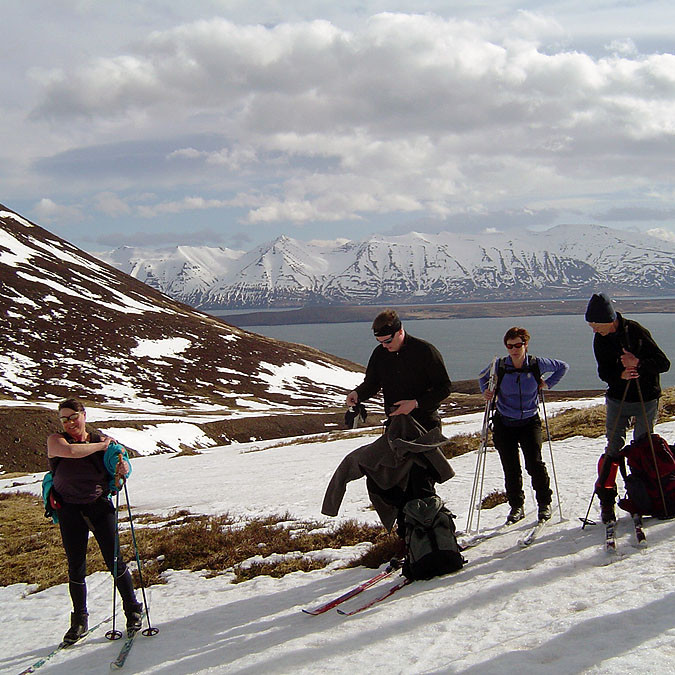 Hrísey i baksýn Látraströnd Kaldbakur og Skessuhryggur.