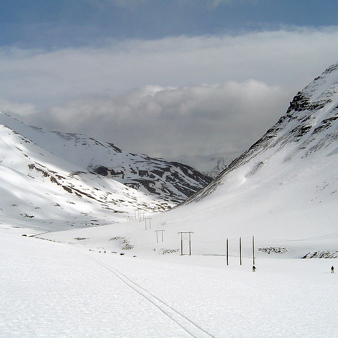 Hólsdalur til vinstri Karlsárdalur til hægri og hið tignalega fjall heitir Hrafnabjargarhnjúkur.