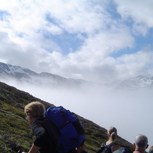 Séð inn Bustarbrekkudal, Hrafnabjörg og Drangar í botinum.