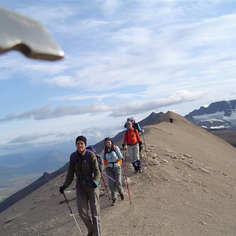 Gengið eftir hryggnum sem er víða sprunginn