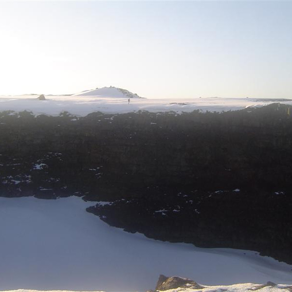 Litlavíti takið eftir hvað skíðamaðurinn er lítill.