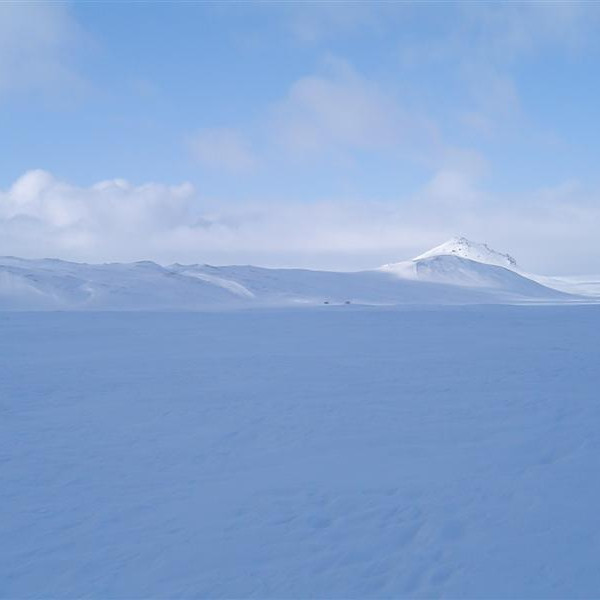 Leiðin áfram var í beinni línu yfir húsin í Híðarhaga sem eru á miðri mynd.