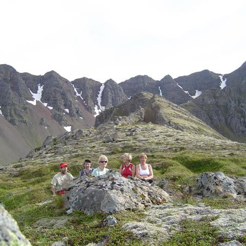 Í baksýn er niðurgangan en það er einungis fært fyrir kunnuga.