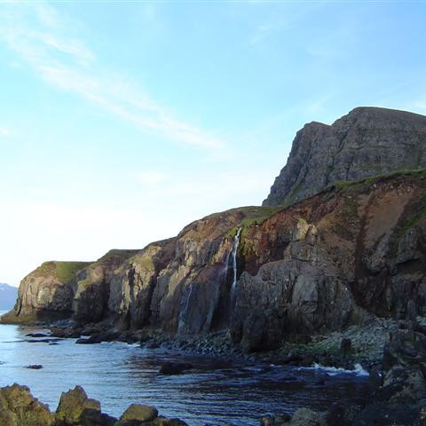 Bakkinn niður af Hvanndölum, hér þurftu öll aðföng að fara upp. Það var ekkert áhlaupa verk að komast upp aftur einn og frjáls, og grjótið hrundi yfir mann.