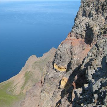 Séð niður í Músadal, takið eftir ljósum lit í berginu