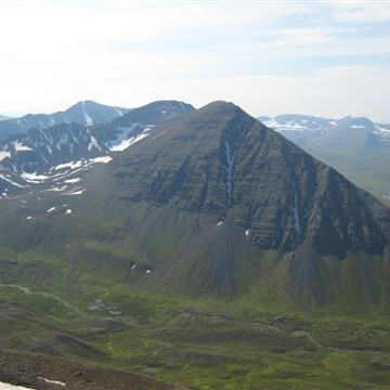 Rauðskarðshnjúkur til v, Víkurhyrna fyrir miðju, á milli sér í Rauðskarð sem ferðinni er heitið, Héðinsfjarðarvatn til h.