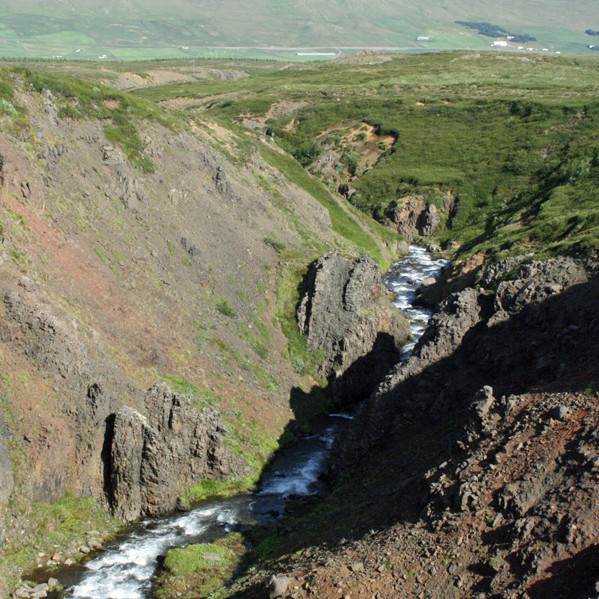 Horft niður með Krossastaðagili: berggangar.