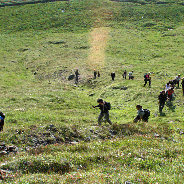 Á leið upp bratta brekku sunnan Bæjarkletta.