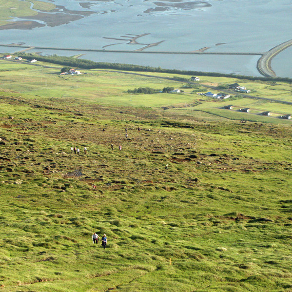 Hópurinn þokast upp brekkurnar: horft suðvestur að Leiruvegi.