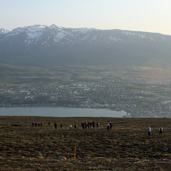 Nú höldum við heim: horft til Akureyrar og Hlíðarfjalls.