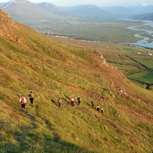 Nú styttist þetta: á leið niður sneiðinginn sunnan Bæjarkletta.