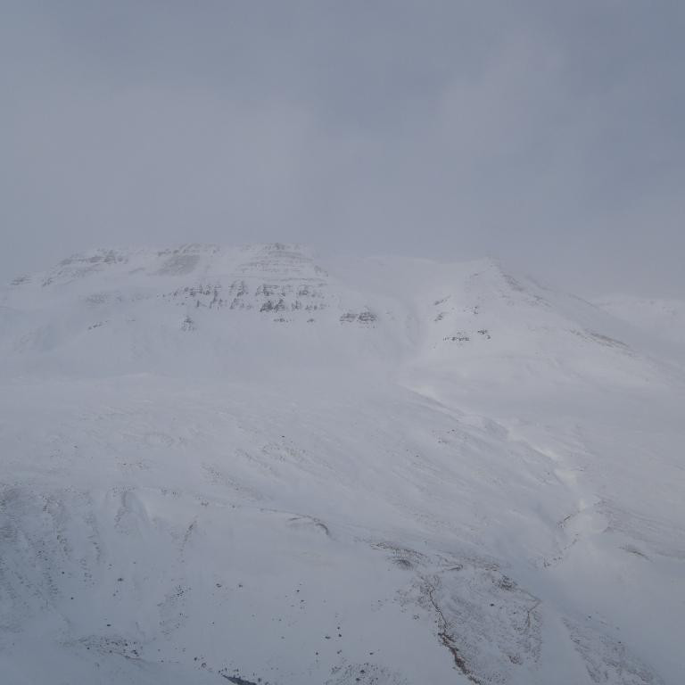 Annað slegið birti svo sá til fjalla.