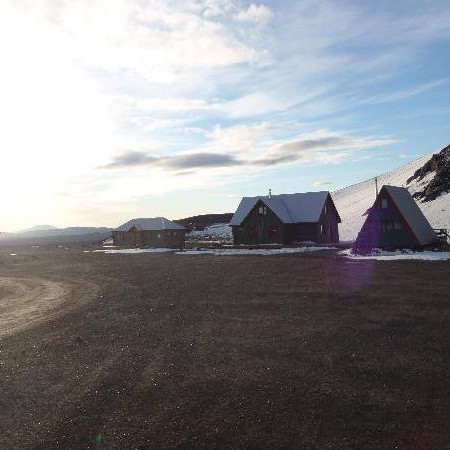 Horft frá Fjólubúð suður að Snyrtihúsinu, Nýja-Dreka og Gamla-Dreka.