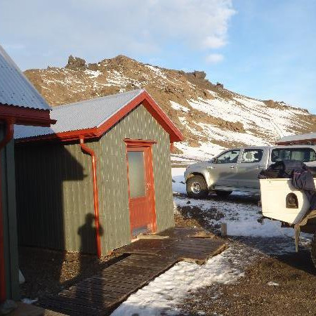 Nýja geymslan norðan við Fjólubúð.