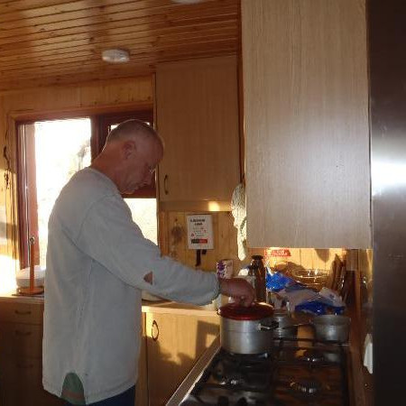 Vignir hellir upp á kaffi.