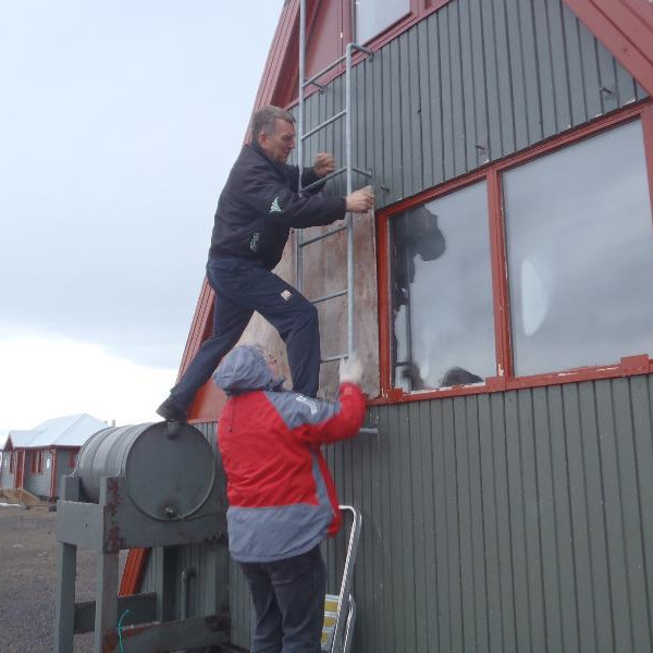 Gengið frá og hlerar settir fyrir glugga.