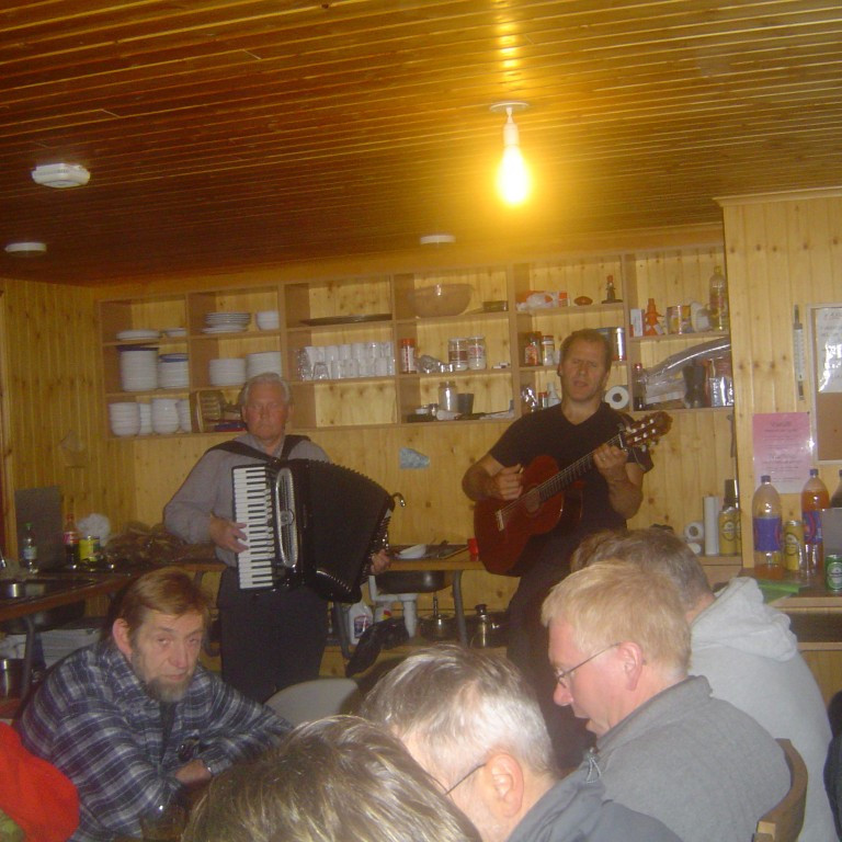 Mikið var sungið spilað og dansað.