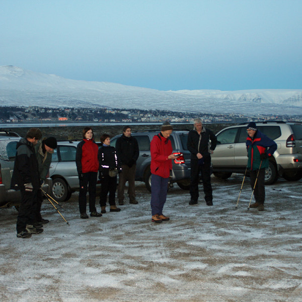 Hópur FFA á bílastæðinu syðst við Vaðlareit.