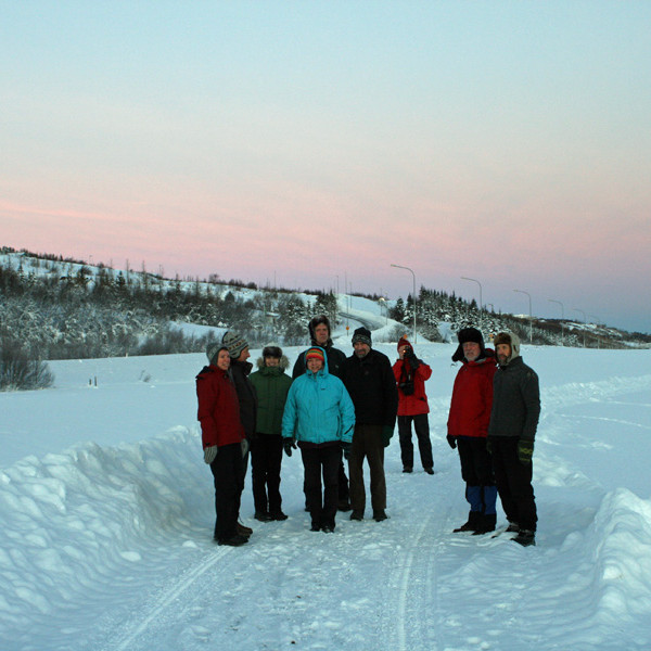 Á leið suður fyrir enda Akureyrarflugvallar. Horft norður til Akureyrar.