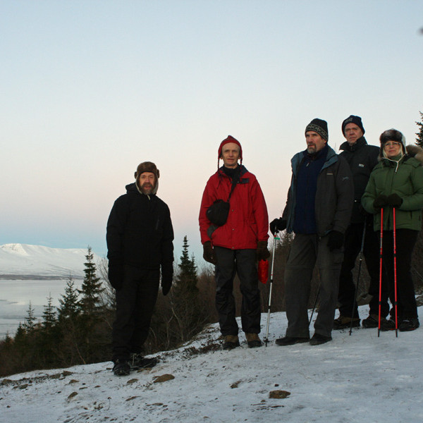 Komið upp á klettana sunnarlega í Vaðlareit.