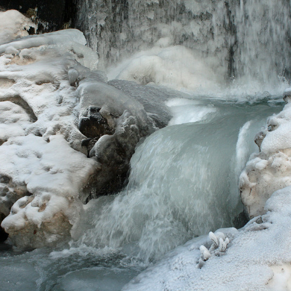 Hér er vetrarlegt! Lækur í klakaböndum.