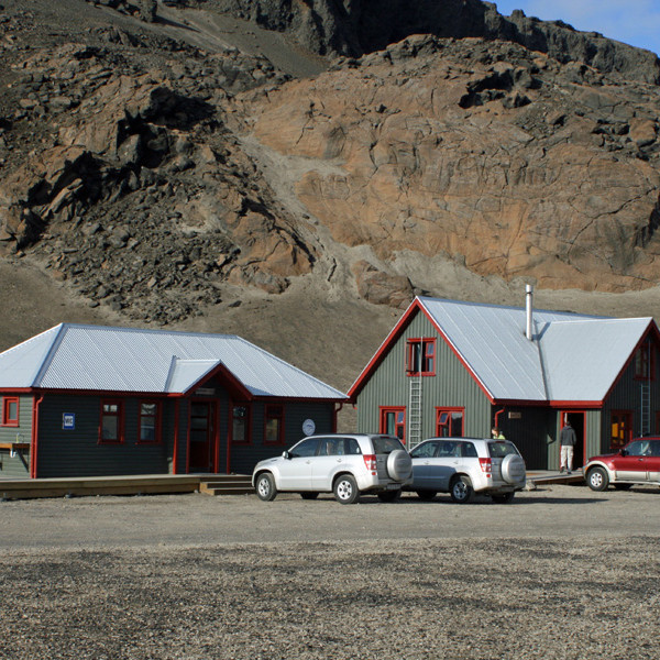 Við Drekagil: snyrtihúsið (t.v.) og Nýi-Dreki.