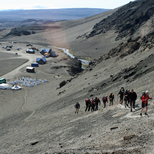 Haldið upp stíginn vestan Drekagils áleiðis í Öskju.