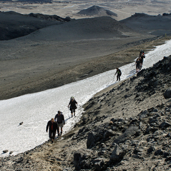 Haldið yfir fönn austan á Dyngjufjöllum áleiðis í Öskju.