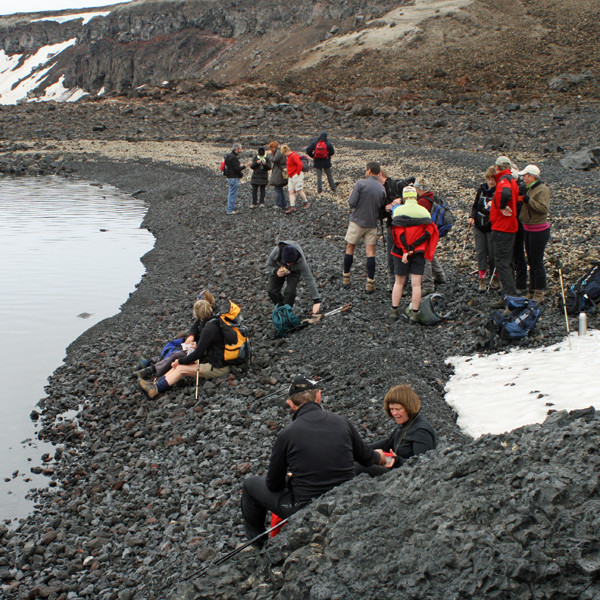 Áning í fjörunni við Öskjuvatn norðan Bátshrauns.