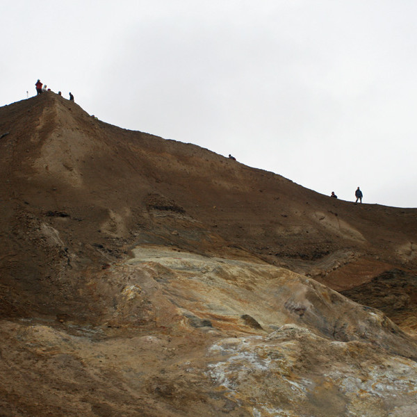 Horft upp úr Víti í Öskju: hópur fólks á barminum.