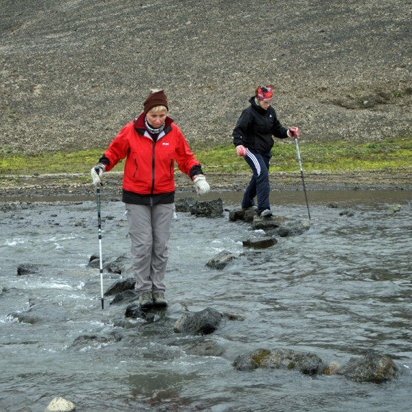 Stiklað yfir ána rétt framan við Nautagil.