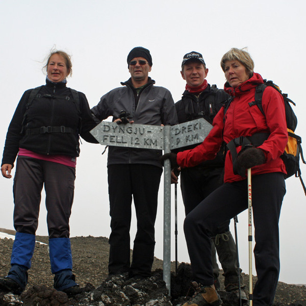 Við skilti á Öskjuvegi rétt norðan Öskjuops.