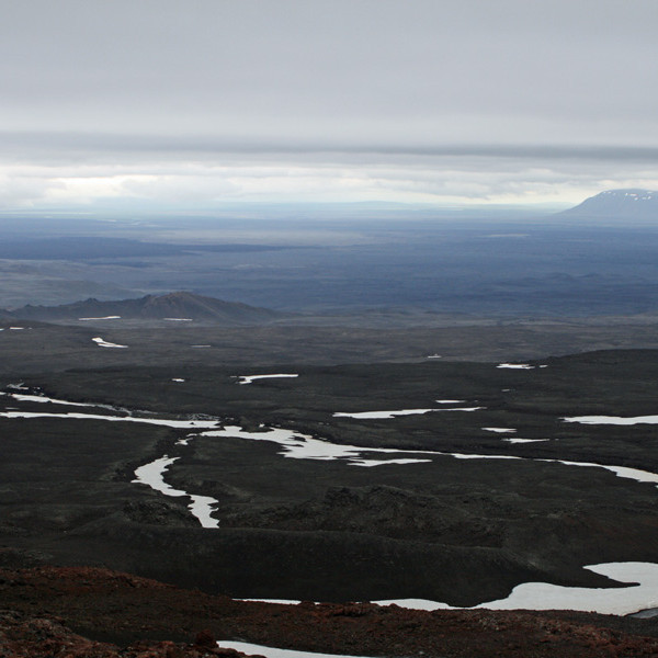 Komin niður úr þokunni norðvestan á Jónsskarði. Sellandafjall t.h.